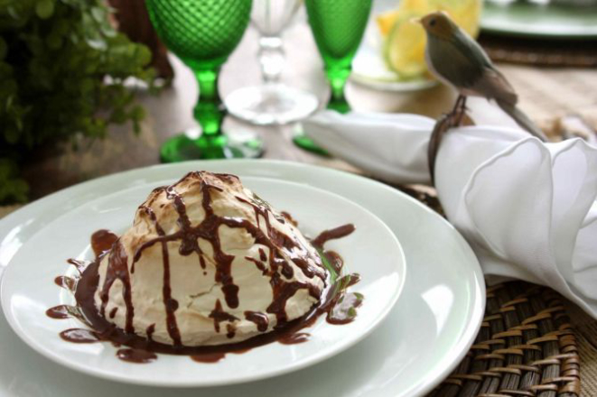 Chocolatíssimo tem uma base de bolo de chocolate servida com uma bola de sorvete e cobertura de merengue italiano gratinado (R$ 16,90). (Foto: Divulgação) 