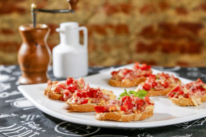 Porções de bruschettas  são servidas com 6 unidades (R$ 16). (Foto: Hugo Harada/Gazeta do Povo) 