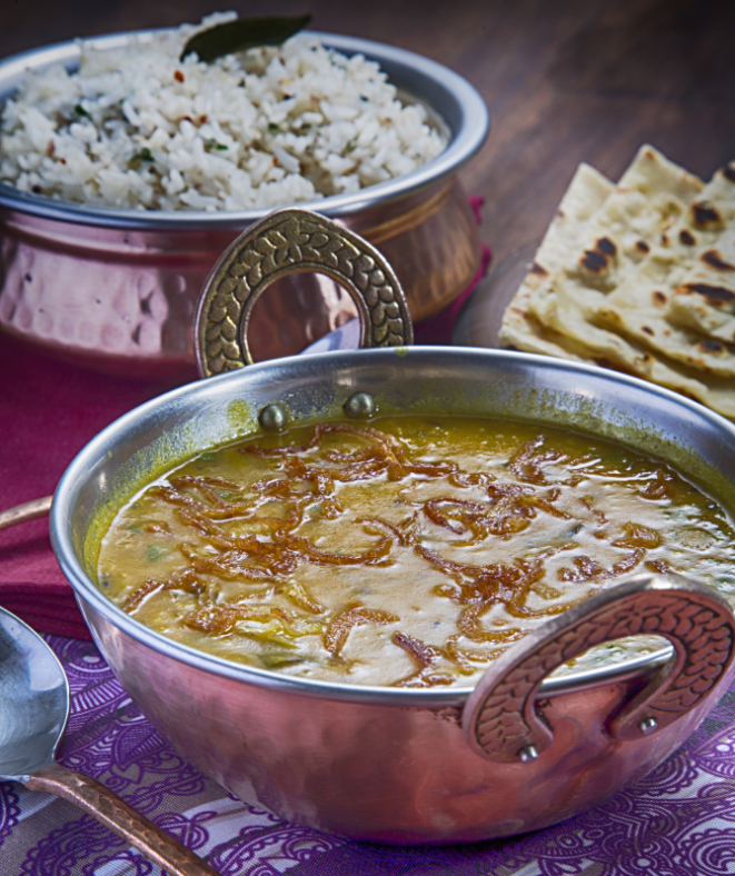 Para comer o tarka dal (refogado de lentilhas), por exemplo, se usa um pedaço de pão como "colher". Foto: Alexandre Mazzo/Gazeta do Povo