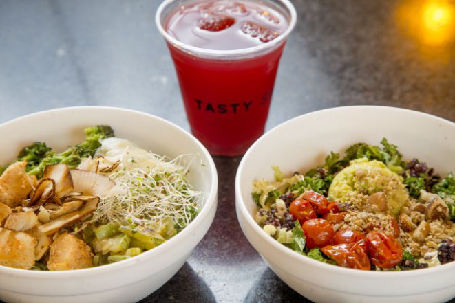 As duas opções de saladas mornas que levam couve kale são a  Baby Bowl (R$ 15) e a frango asiático (R$ 26). Foto: Hugo Harada/Gazeta do Povo