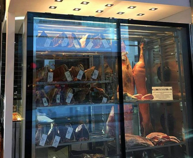 Vitrine da polêmica: quarto de boi e porco inteiro pendurados incomodou clientes do Pátio Batel. (Foto: Jussara Voss)