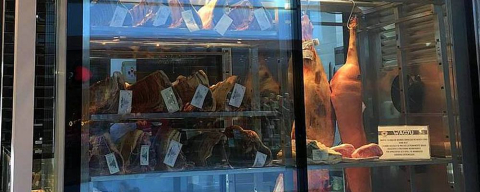 Clientes reclamam e casa de carnes retira porco e perna de boi de vitrine