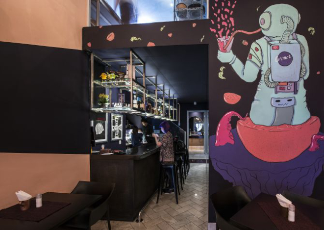 Gastrobar tem inspiração no universo. Por isso, boa parte dos drinks e dos pratos levam nomes curiosos que remetem a uma viagem pelo espaço. (Foto: Letícia Akemi/Gazeta do Povo)