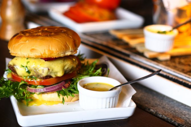 O Duo Burguer é um dos mais pedidos da casa. Leva queijo serrano derretido, alface crocante, fatias de bacon grelhadas e custa R$ 24. Foto: Felipe Sanches.