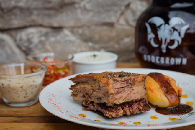 Costela acompanha arroz, farofa de bacon, vinagrete e batatas ao murro com molho barbecue da casa, feito com redução de chope Stout. (Foto: Maurício França)