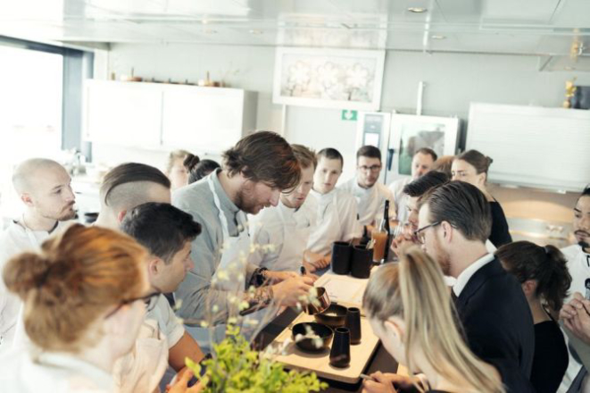 O Maaemo abre de quinta a sábado com quatro serviços: na sexta o restaurante opera no almoço além do jantar. Foto: Anne Valeur/Reprodução