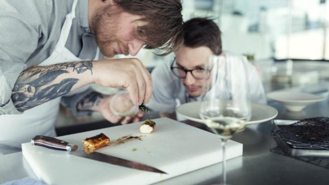 O chef Esben Holmboe, do Maaemo, aumentou a equipe e as folgas: são quatro dias seguidos para cada funcionário. O resultado é uma equipe mais motivada e enérgica. Foto: Anne Valeur/Reprodução 