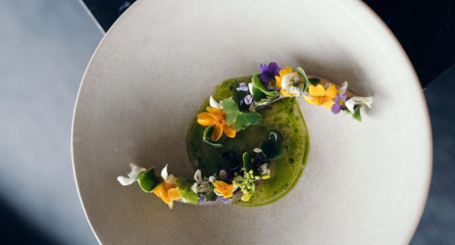 Cavalinha em conserva com maçã e flores, prato do Maaemo, restaurante norueguês com três estrelas Michelin. Foto: Reprodução/Munchies