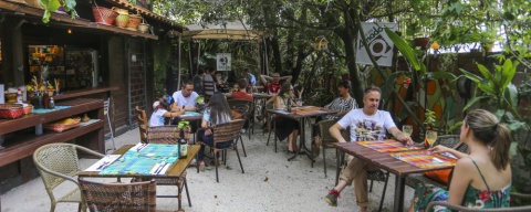 Restaurante Quintana estreia bar no jardim com drinks e cervejas artesanais