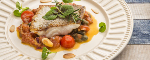 Clima de praia! Filé de pargo grelhado com compota de tomates e alcaparras