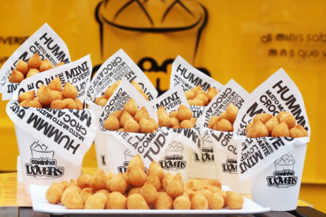 A Coxinha Lovers vende porção de coxinhas em três tamanhos de copos, com preços a partir de R$ 8 (com aproximadamente 20 coxinhas). Foto: Divulgação