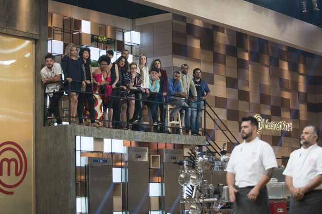 Todos os cozinheiros da segunda temporada do MasterChef Profissionais estavam no mezanino. Foto: Band