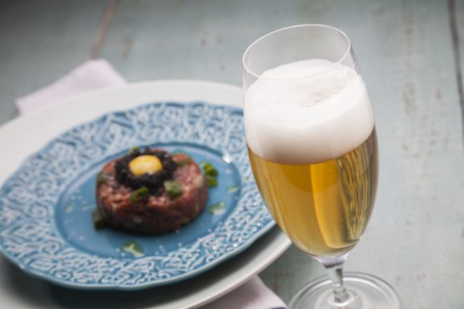 A GaudenBier Pilsen, da Gaudenbier, é uma pilsen (um<br>dos estilos mais comuns no mundo) com baixo amar-<br>gor. Foi harmonizada com o steak tartare, do chef Ricardo<br>Teruchkin, da Teruchkin Gastronomia. O tempero mais for-<br>te das receitas clássicas deste prato poderia apagar a cer-<br>veja, por isso o chef usou condimentos mais delicados. A di-<br>ca é: com Pilsen, use preparos mais leves.