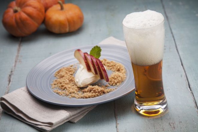 A Jerimoon, da Bier Hoff,<br>é uma Pumpkin Ale com<br>abóbora e aroma de ca-<br>nela, cravo, gengibre, noz-<br>-moscada e pimenta. Foi<br>harmonizada com ma-<br>çã com mascarpone e fa-<br>rofa de amaretti, do chef<br>Ricardo Teruchkin, que se<br>preocupou em fazer uma<br>sobremesa com pouco<br>açúcar para não neutrali-<br>zar a abóbora da bebida.<br>Ele apostou na maçã, que<br>se completa com as espe-<br>ciarias da Jerimoon. A di-<br>ca do chef é provar os in-<br>gredientes separadamente<br>com a cerveja para perce-<br>ber outros sabores.  