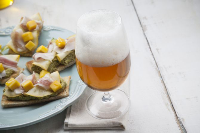 Bruschetta tropical com lardo harmonizada com a cerveja Vevuí, da Anhangava, uma American Wheat (feita com malte de trigo). Tem frescor e acidez, típicos do estilo. Ela foi harmonizada com a bruschetta tropical com lardo Monte Bello preparada por Renato Bedore, chef da Vivah Gastronomia. Nesta harmonização, ele fez uma homenagem à região onde a bebida é produzida (Quatro Barras) e incluiu o lardo (uma camada mais larga de gordura do porco, maturada e curada) feito pela Monte Bello (salumeria do mesmo município). As frutas in natura (manga e fatias de abobrinha bolinha crua) casam com o frescor da Vevuí, enquanto a gordura do lardo quebra a sua acidez.