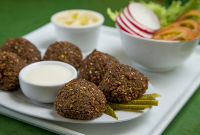 Porção de falafel com molho de iogurte do Baba Salim. Foto: Hugo Harada/Gazeta do Povo