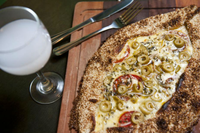 A famosa pizza do Baba Salim também está no cardápio de delivery. Foto: Marcelo Andrade/Gazeta do Povo