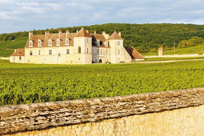 Castelo Clos Blanc De Vougeot Castle, na França. Foto: Bigstock