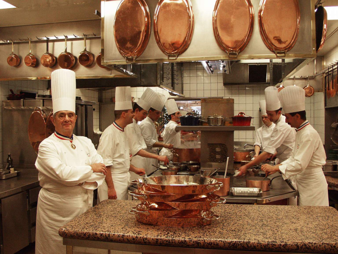 O chef e equipe na cozinha o restaurante que leva seu nome. Foto: Restaurant Paul Bocuse/divulgação