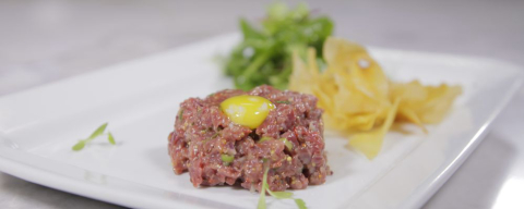 Chef premiado ensina o preparo do francês steak tartare com ingredientes brasileiros
