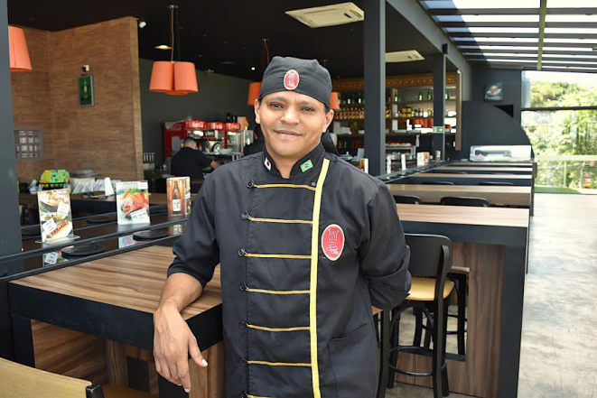 Chef Caju foi sócio do Oka Sushi por um ano e meio. Foto: Guilherme Grandi/Gazeta do Povo