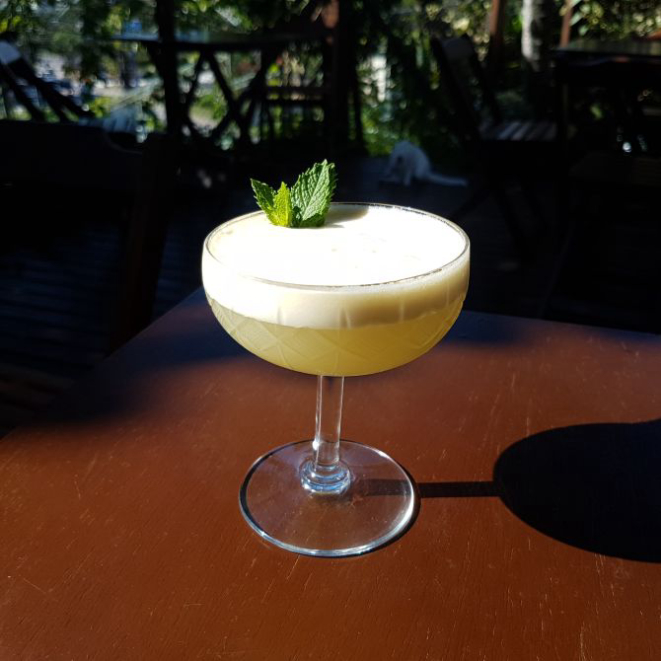 O easy é um dos drinks a base de gin. Também leva chá de camomila, xarope de açúcar de coco, suco de limão siciliano, clara de ovo, hortelã e zest de siciliano. Sai por R$ 25. Foto: Divulgação<br>