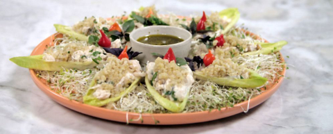 Barquetes de endívia com quinoa e frango ao pesto