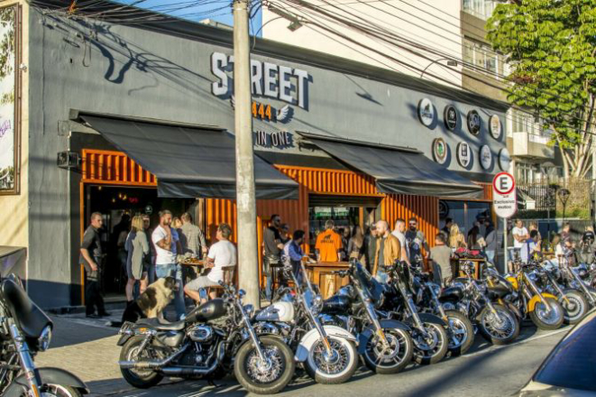 No Street 444, no Batel, o público-alvo são amantes da Harley-Davidson. O mix de gastronomia segue as preferências dos frequentadores. Foto: Divulgação