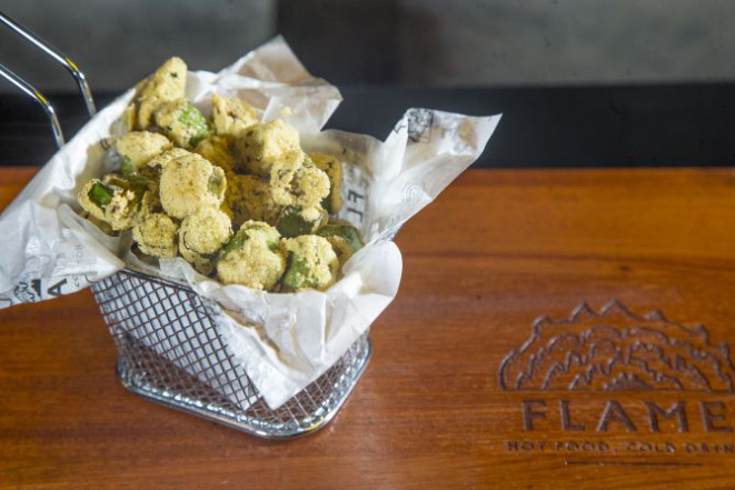 Porção de quiabo frito – Fried Okra no menu (R$ 8) – é empanado no fubá temperado que combina com calor e cerveja. Foto: Hugo Harada/Gazeta do Povo