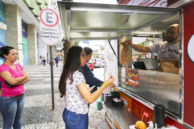 Primeiro e único food truck autorizado a trabalhar, o Altman Gastronomia de Rua, começou a operar no ponto da Avenida Marechal Floriano, no Centro, na segunda-feira (15). Foto: Daniel Castellano / SMCS