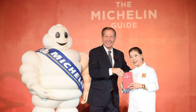 Supinya Junsuta, chef e proprietária do restaurante Raan Jay Fai, de 72 anos, recebe a honraria de uma estrela Michelin. Seu restaurante foi o primeiro de comida de rua a figurar no Guia Michelin. Foto: Divulgação