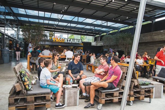 Mercadoteca tem espaço externo, mas o que afugenta o curitibano do ar livre não é o frio e sim a chuva. Foto: Letícia Akemi/Gazeta do Povo.