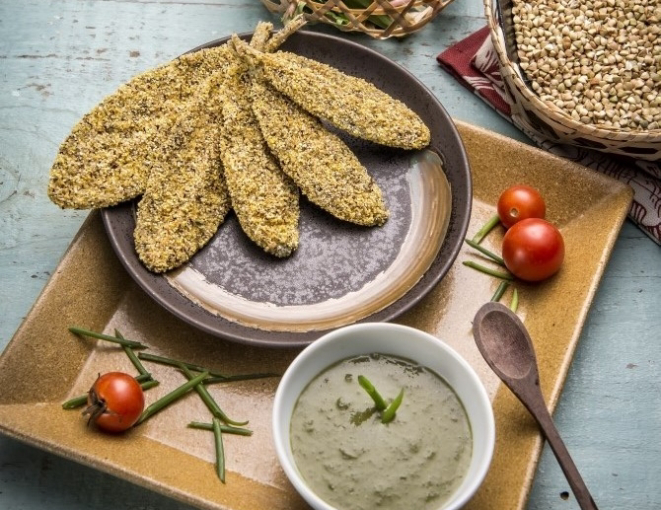 As PANC, plantas alimentícias não convencionais, estão sendo usadas por chefs para incrementar pratos. Na foto, uma porção de peixinho-da-horta empanado. Foto: Leticia Akemi/Gazeta do Povo