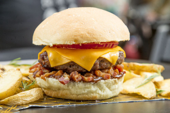 Johnny Braza, feito no pão caseiro com hambúrguer de 160 g de alcatra e gordura de picanha, molho barbecue, bacon crocante, duas fatias de cheddar e cebola roxa (R$ 25 só o sanduíche e R$ 30 com batata). Foto: Hugo Harada/Gazeta do Povo