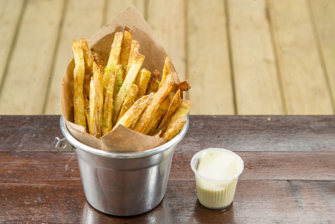 Batata frita rústica, cortada à mão e salpicada com raspas de limão e servida com a maionese da casa no balde (R$ 10). Foto: Hugo Harada/Gazeta do Povo