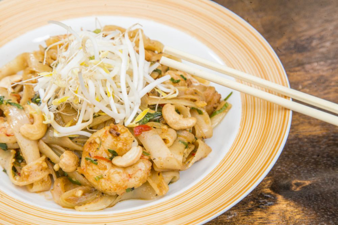 Pad thai, espécie de talharim de arroz que leva amendoim, legumes, leite de coco, curry vermelho ou verde e nampla (molho de peixe). A partir de R$ 20. Foto: Hugo Harada/Gazeta do Povo