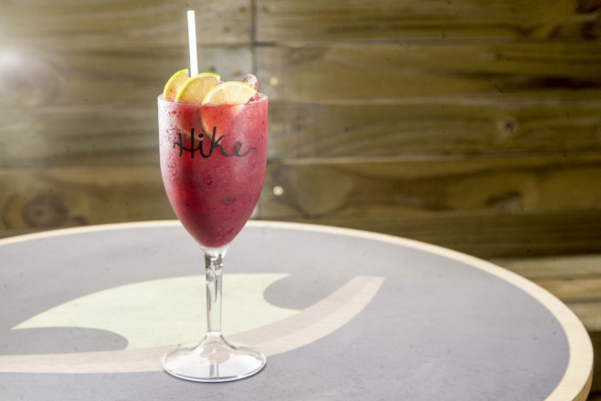 Hike Bramble feito com purê de frutas vermelhas, gin, limão e xarope de açúcar (R$ 18). Foto: Hugo Harada/Gazeta do Povo