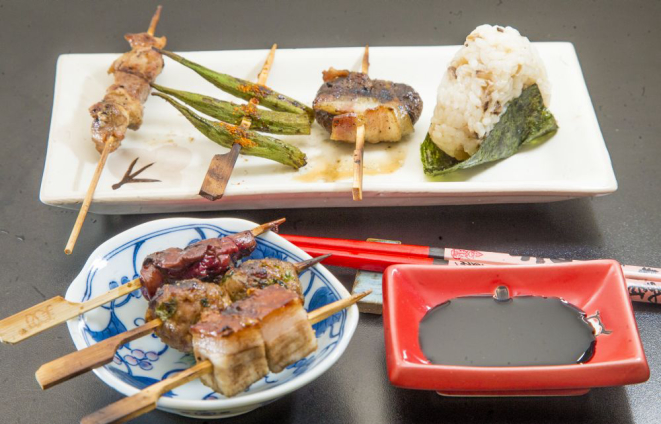 Os yakitori, como são chamados os espetihos japoneses,, são temperados com molho artesanal tarê e têm várias combinações (a partir de R$ 6). Foto: Hugo Harada/Gazeta do Povo