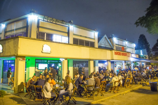 Os frequentadores da Itupava podem sentar nas mesas disponibilizadas pelos bares ou ocupar a área da pracinha, em frente ao shopping. Foto: Hugo Harada/Gazeta do Povo