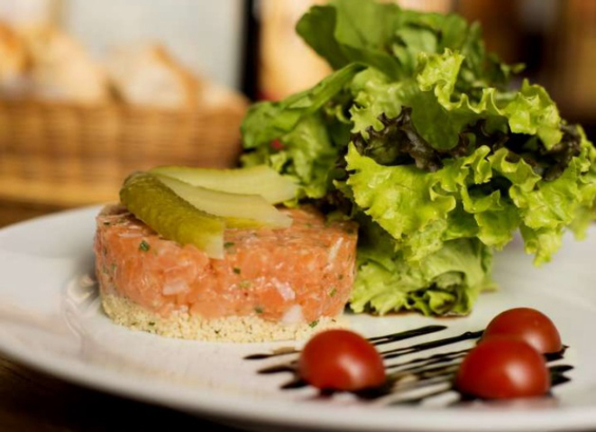 Tartar de salmão Marcos Mion do Paris 6 é servido com couscous marroquino e coalhada. Foto: Thatiana Bionde/Divulgação