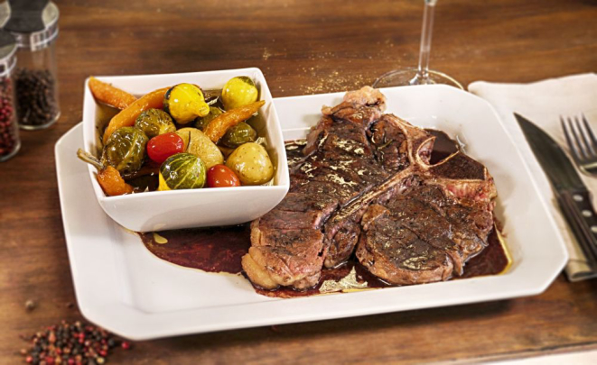 T-bone ao molho de vinho tinto com legumes confitados. 