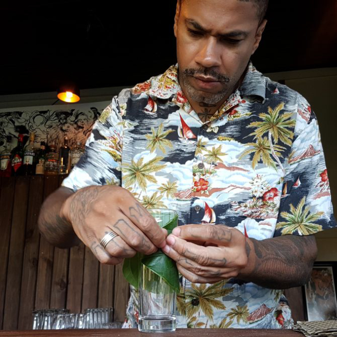 O bartender paulistano Tom Oliveira assina a carta de drinks do Capella Café. Foto: Divulgação<br>