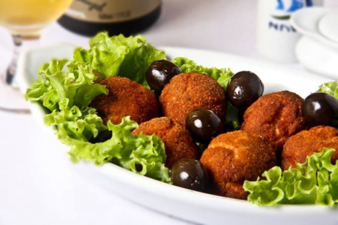 Delicioso Bolinho de Bacalhau. Sucesso no Bar Chopp Naval. Foto: Divulgação