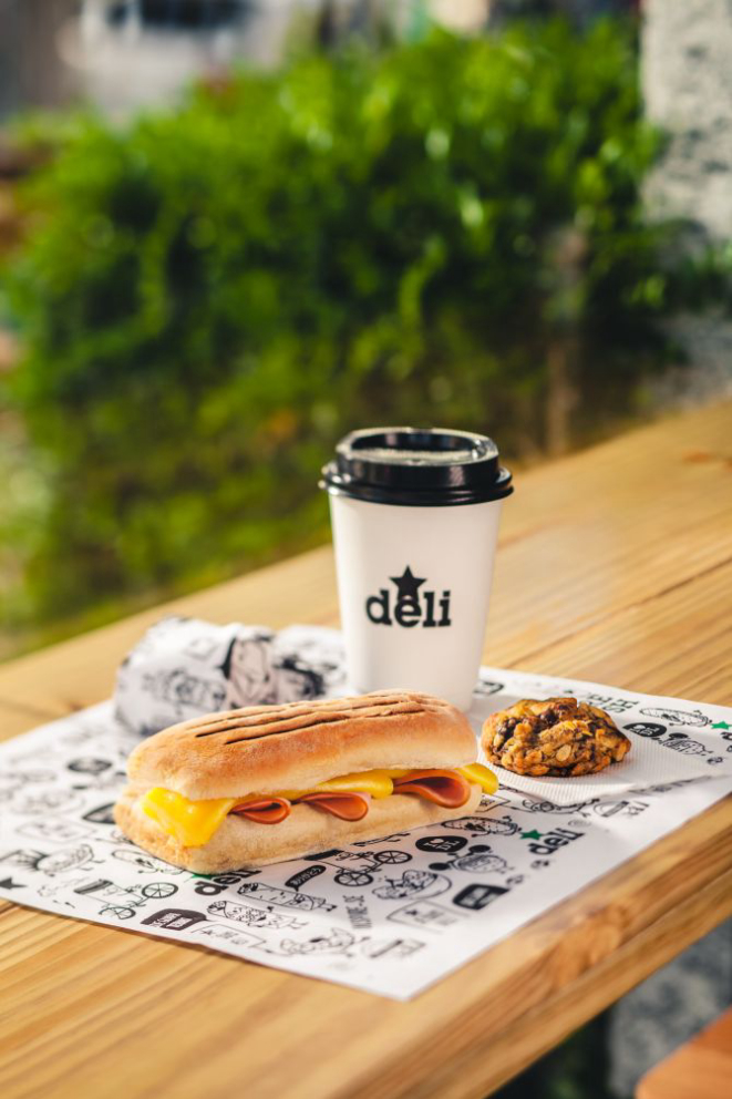 O Deli oferece sanduíches, cookies, saladas, wraps, coxinhas, cafés e açaí para o brunch. Foto: Divulgação<br>