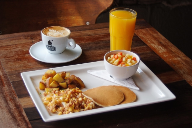 O café da manhã ressaca tem duas opções de bebidas: café com leite e suco de laranja. Foto: Divulgação