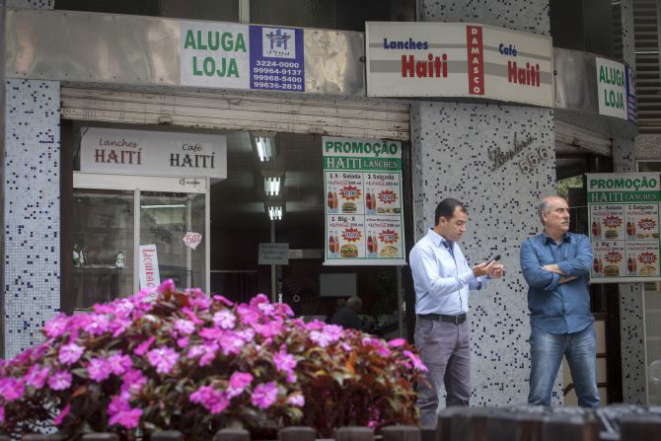 Localizado na entrada da Galeria Lustoza, o café é um dos pontos mais tradicionais do centro de Curitiba. Crédito: Daniel Caron/Gazeta do Povo.