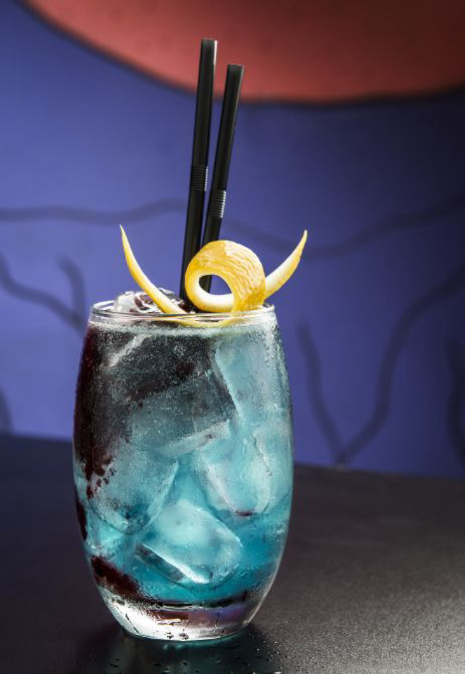 Cosmo Collins com gim, limão siciliano, Curacao Blue e suco de amora (R$ 24) é o coquetel favorito dos clientes. (Foto: Letícia Akemi/Gazeta do Povo)