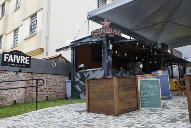 Pátio Faivre é um espaço alternativo de alimentação no centro de Curitiba.