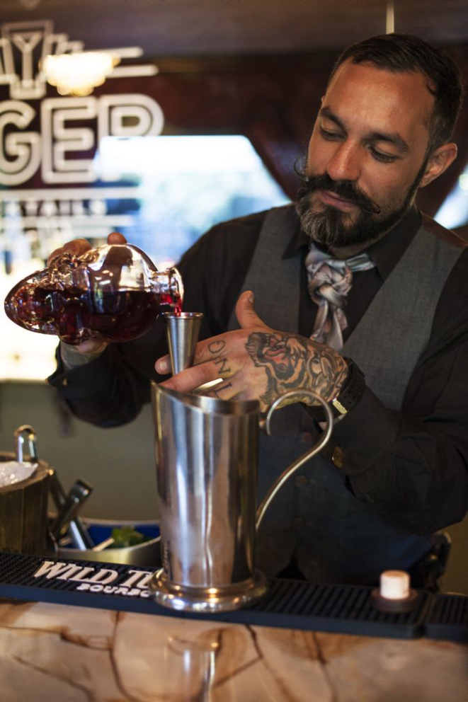 Igor Bispo, considerado o decano da coquetelaria em Curitiba: “todo bartender deveria ser mixologista”. Foto: Mariana Quintana.