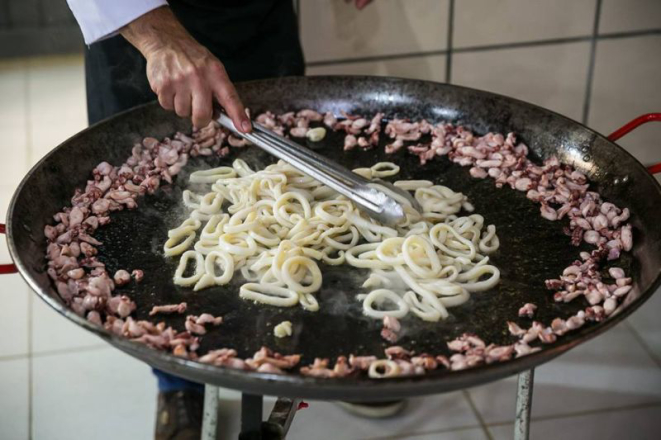 Preparo da paella é feito em apenas uma panela. Foto: Divulgação.